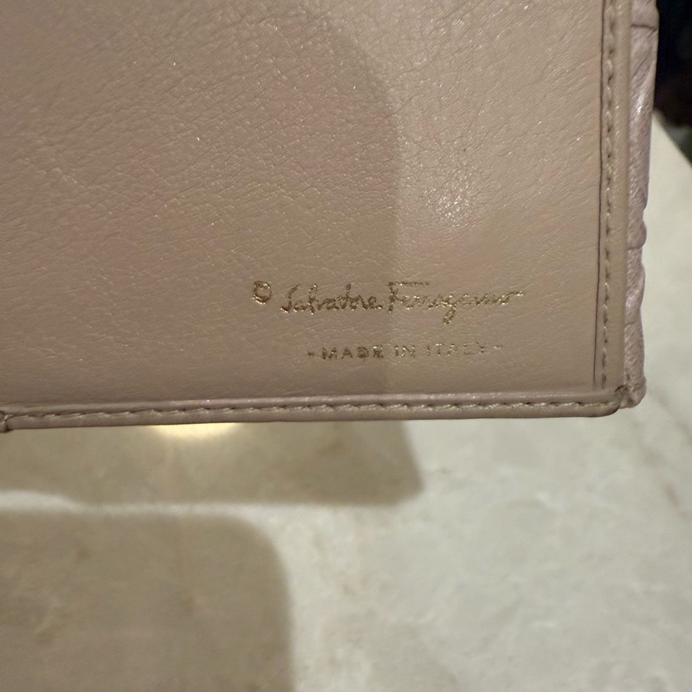Salvatore Ferragamo Gancini leather beautiful dust rose wallet in chain  in EUC - Picture 7 of 16